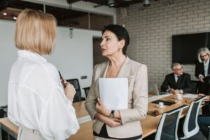 Zwei Führungskräfte besprechen Unterlagen in einem Büro