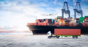 Containerschiff, Frachtkran, Flugzeug und Lastwagen im Hafen
