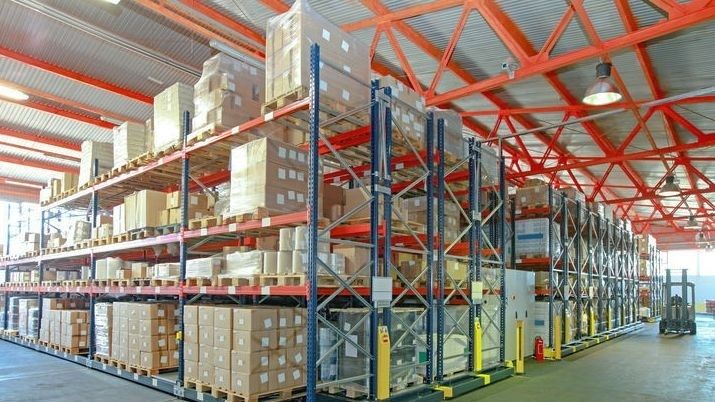 Hochregallager mit palettierten Waren in einer weitläufigen Lagerhalle